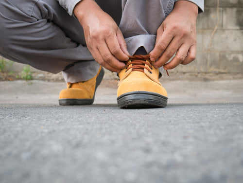 attacher les lacets des bottes de travail