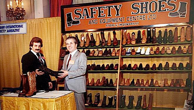 Vieille photo de John Colantonio vendant des chaussures